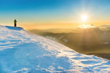 Güzel karlı dağlarda batımını adam