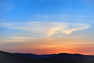 Kara ile ve dramatik renkli gökyüzü günbatımı