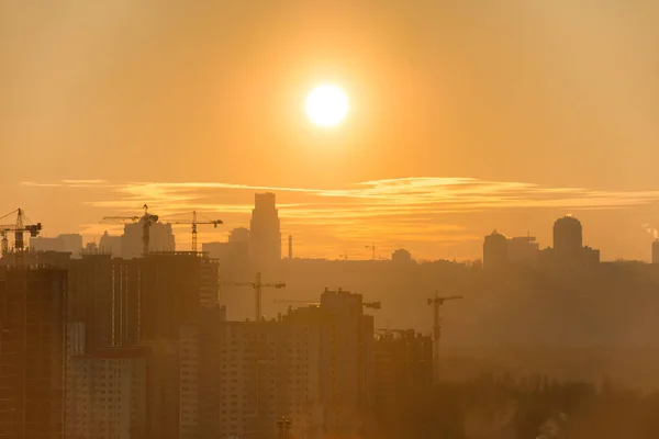 Bouwplaats Met Industriële Kranen Stad Zonsondergang — Stockfoto