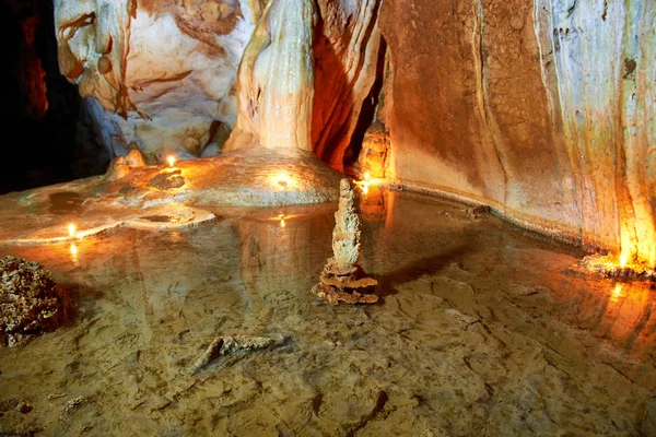 Печерний Темний Інтер Підземним Озером Світлом Сталагмітами — стокове фото