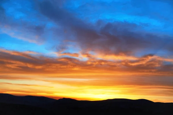 Land Mit Dramatischem Farbenfrohem Himmel Bei Sonnenuntergang — Stockfoto