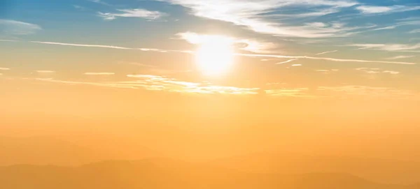 Ragyogó Napot Hegyeket Kék Narancssárga Drámai Sky Panoráma — Stock Fotó