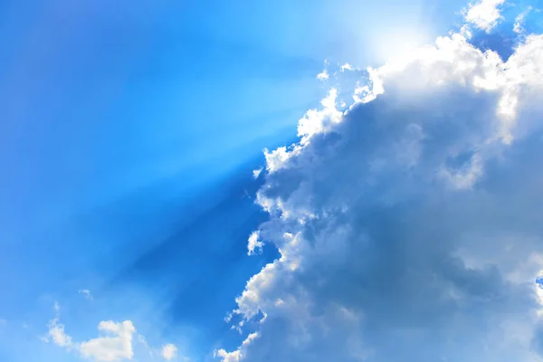 Mooie Blauwe Hemel Met Zonnestralen Wolken Stralen Van Zon Toont — Stockfoto