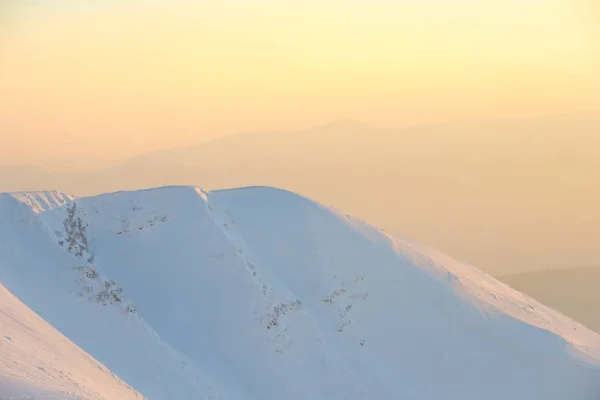 Berge Schnee Landschaft Mit Sonnenuntergang Über Hügeln — Stockfoto