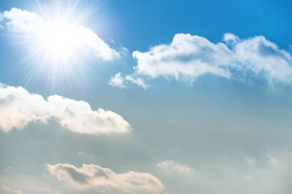 Stralende Zon Blauwe Hemel Met Gescheurde Wolken — Stockfoto