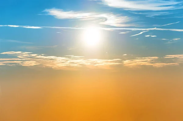 Захід Сонця Небі Блакитними Помаранчевими Хмарами Великим Сонцем — стокове фото