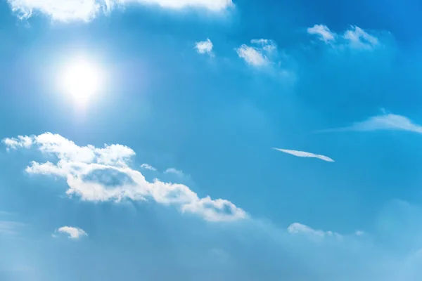 Stralende Zon Blauwe Hemel Met Gescheurde Wolken — Stockfoto