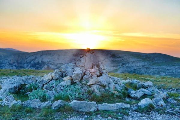 Coucher Soleil Dans Prairie Montagneuse Avec Rochers Herbe Verte — Photo