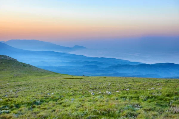 Coucher Soleil Dans Prairie Montagneuse Avec Rochers Herbe Verte — Photo