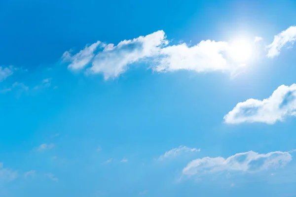 Sol Brillante Cielo Azul Con Nubes Rotas — Foto de Stock