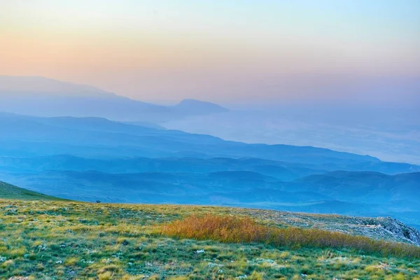 Günbatımı Kayalar Yeşil Çimen Dağları Çayırda — Stok fotoğraf