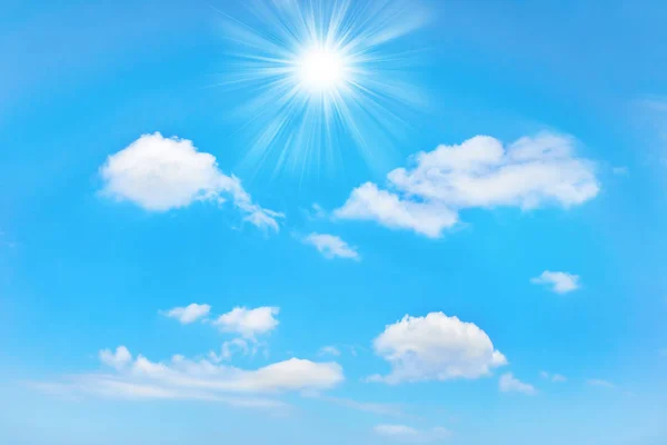 Λαμπρό Ήλιο Στον Γαλάζιο Ουρανό Απομονωμένη Σύννεφα — Φωτογραφία Αρχείου