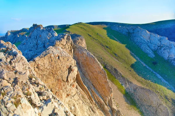 Sonnenuntergang Bergen Mit Felsen Und Grünem Gras — Stockfoto