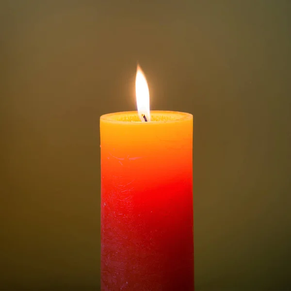 暗软背景下燃烧的红烛 — 图库照片