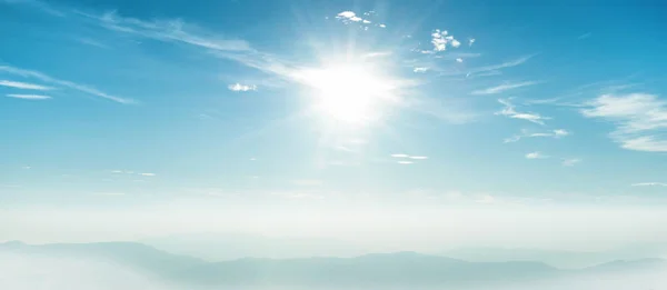 Blå Himmel Panorama Med Glänsande Solstrålarna — Stockfoto