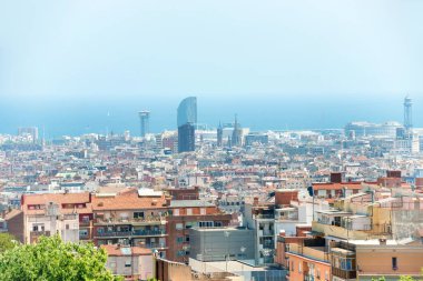 Panoramik şehir Barcelona, cityscape binalar ve mavi deniz