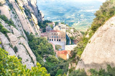 Montserrat dağ ve ünlü manastır manzara