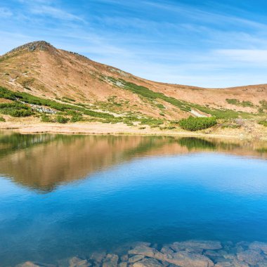 Sudaki yansıması ile dağlarda Mavi Göl