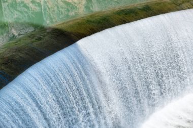 Şelale üzerinde düşen su ile büyük Barajı