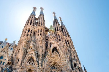 Barcelona İspanya - 21 Mayıs 2016 La Sagrada Familia - katedral parlak güneş altında facede görünümüne tasarlanmış Antonio Gaudi tarafından 21 Mayıs 2016 Barcelona, İspanya.