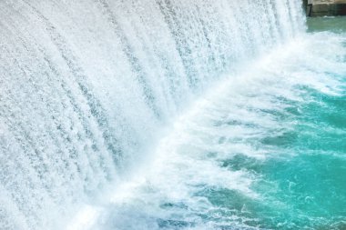 Şelale büyük baraj üzerinde. İspanya Segre Nehri üzerinde art arda sıralı