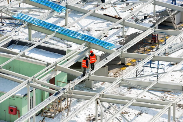 Construction Site Workers Building Roof — Stock Photo, Image