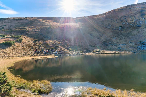 Bergsee Mit Reflexion Blauem Wasser Morgenlicht Und Strahlender Sonne — Stockfoto