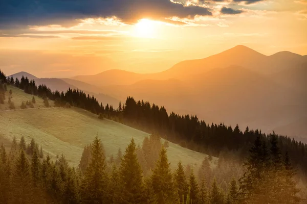 Schöner Dramatischer Sonnenuntergang Den Bergen Landschaft Mit Sonne Die Durch — Stockfoto