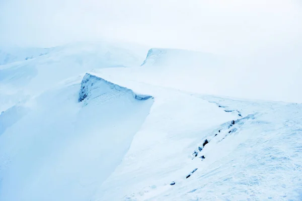 Hora Modré Sněhu Mlhou Zimní Krajina — Stock fotografie