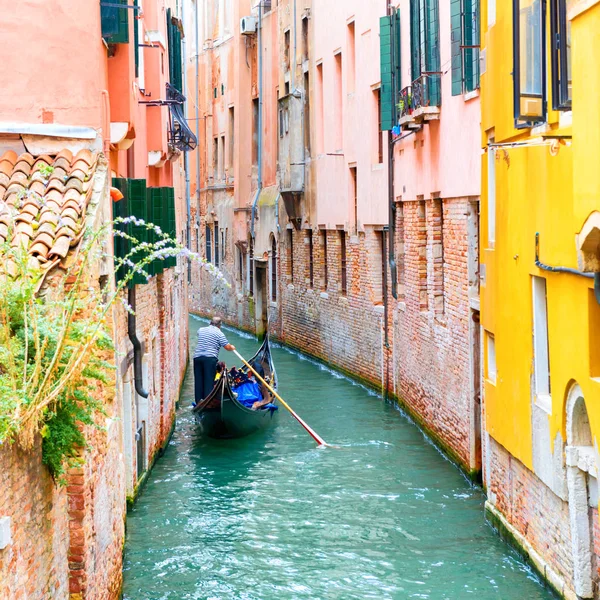 Gondolier Гондоли Каналом Венеції Італія — стокове фото