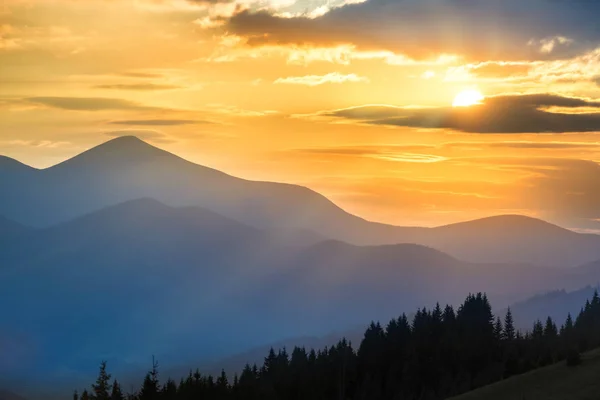 Krásný Dramatický Západ Slunce Horách Krajina Sluncem Zářícím Oranžovými Mraky — Stock fotografie