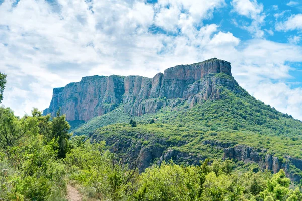 绿色山与森林和蓝天 马略卡岛帕尔马萨尔瓦多 西班牙比利牛斯 — 图库照片