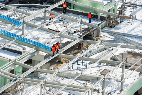 Baustelle Mit Bauarbeitern Auf Dem Dach — Stockfoto