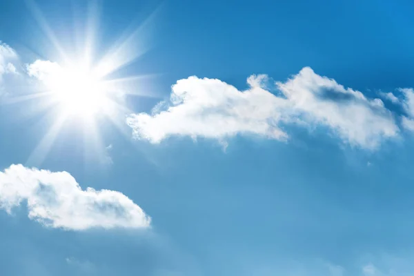 太陽と雲と青空に太陽光線 — ストック写真