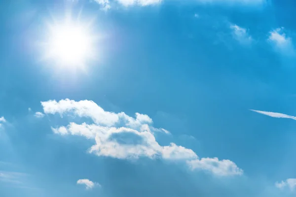 Sol Con Rayos Sol Cielo Azul Con Nubes — Foto de Stock