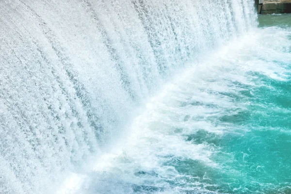 Şelale büyük baraj üzerinde. İspanya Segre Nehri üzerinde art arda sıralı