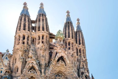 Barcelona İspanya - 21 Mayıs 2016 La Sagrada Familia - katedral parlak güneş altında facede görünümüne tasarlanmış Antonio Gaudi tarafından 21 Mayıs 2016 Barcelona, İspanya.