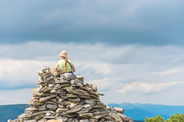 Mujer Joven Sentada Cima Una Montaña Mirando Paisaje Natural —  Fotos de Stock