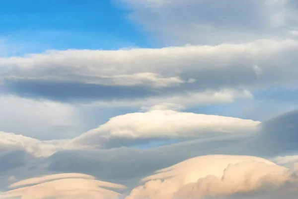 Landschaft Mit Linsenförmigen Wolken Bei Sonnenuntergang Blauer Himmel — Stockfoto