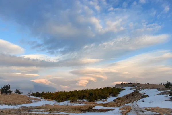 Landschaft Mit Schönen Linsenwolken Den Bergen Bei Sonnenuntergang — Stockfoto