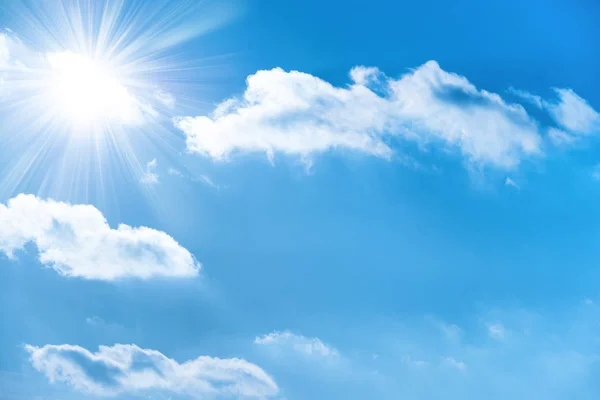 太陽と雲と青空に太陽光線 — ストック写真