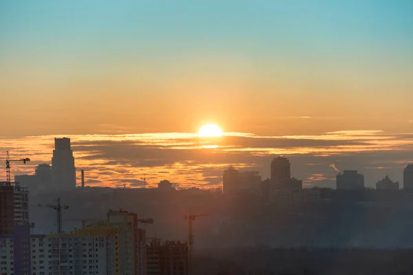 Vista Panorámica Puesta Sol Ciudad Con Silueta Edificios Grúas Industriales — Foto de Stock