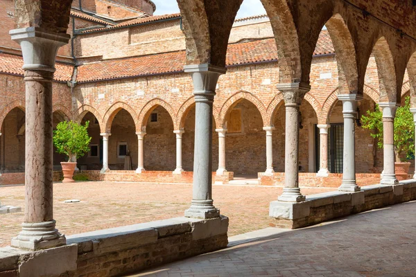 Innenausstattung Eines Alten Backsteinhauses Mit Säulen Venedig Italien — Stockfoto