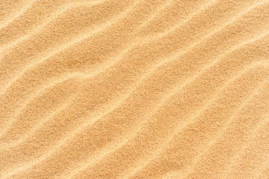 Doğal tropikal arka plan olarak dalgalar ile sahilde kum doku