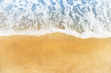 Plaj kum ve okyanus veya deniz dalgaları köpük ile