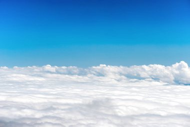 Mavi gökyüzü arkaplanındaki beyaz bulutlar