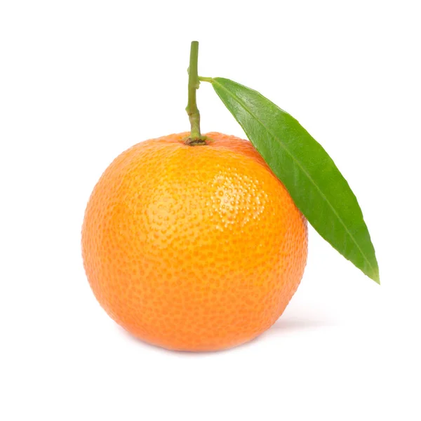 Orange Mandarin Med Grönt Blad Isolerad Vit Bakgrund — Stockfoto