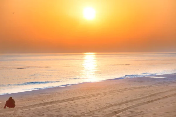 Silhouette Human Sitting Coastline Sunset Background — Stock Photo, Image