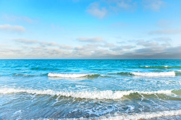 Blaues Meer Mit Wellen Schaum Und Weißen Wolken Himmel — Stockfoto