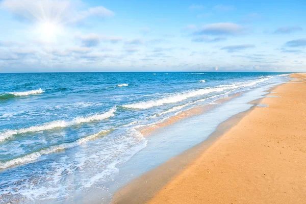 Larga Playa Tropical Arena Con Olas Marinas — Foto de Stock